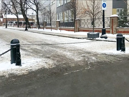 Пример установленного цепного барьера